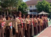 Tingkatkan Disiplin Dan Karakter Sejak Dini,Babinsa Nusukan Latihkan PBB Kepada Siswa-siswi SMP N 7 Surakarta