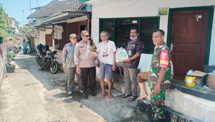 Peduli Sesama,Babinsa Jagalan Berikan Bantuan Sembako Kepada Warga Tidak Mampu