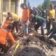 Koramil 04/Jebres Bersama Masyarakat Bergotong-royong Kebut Sasaran Fisik TMMD Sengkuyung Tahap IV