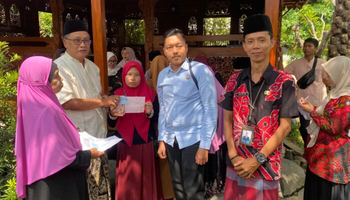 Para Buruh Rokok di Pamekasan Terima BLT DBHCHT Tahun 2025