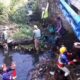 Cegah Banjir, Babinsa Kerten Bersama Masyarakat Laksanakan Pembersihan Anak Sungai Gajah Putih