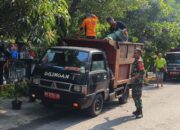 Pelopori Kebersihan Lingkungan, Babinsa Gilingan Bersama Warga Laksanakan Kerja Bakti Bersihkan Lingkungan