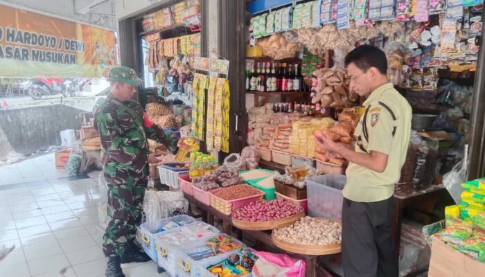 Babinsa Bersama Security Pasar Laksanakan pengecekan Harga Sembako di Pasar Tradisional Nusukan