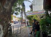 Gandeng Tim Saberling Dan Staf Kelurahan, Babinsa Ketelan Laksanakan Kerja Pembersihkan Lingkungan