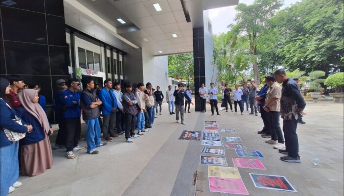 Tolak RUU KUHAP, Puluhan Mahasiswa Gelar Demo di Depan Gedung Dewan