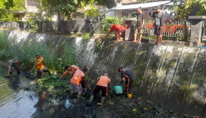 Kita Jaga Alam, Alam Jaga Kita” Danramil 02/Banjarsari Pimpin Kerja Bakti Pembersihan Kali Pepe