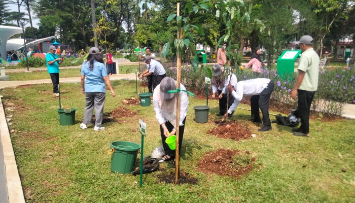 PT Astra Otoparts Tbk Gelar Penanaman Pohon Buah Langka di Taman Siliwangi Pemda Bogor
