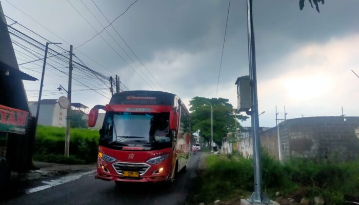 Rampungkan Pengerjaan PJU,Jalan Durensewu-Prigen Jadi Terang.