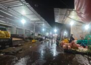 Bangun Atap Dari Galvalum, Para Pedagang Pasar Sayur di Gempol Benahi Secara Swadaya