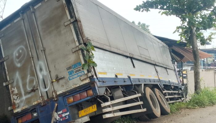 Truk Ekspedisi Alami Rem Blong, Hantam Rumah Warga di Sukahati Citeureup