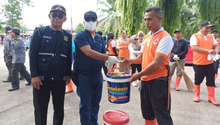 Camat Babakan Madang Turun Langsung Ikuti Kegiatan Jumat Bersih di Desa Karang Tengah