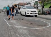 Protes Jalan Rusak, Komunitas ILKP Korcam Gempol Tandai Jalan Nasional Yang Berlubang