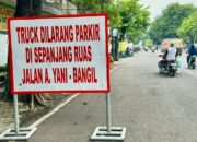 Cegah Parkir di Bahu Jalan  Kemacetan,Pasang Rambu Larangan Parkir Di Ruas Jalan A Yani Bangil.