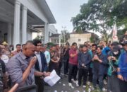 Satu Tahun Kepemimpinan Dedi-Jenal, Aliansi BEM se-Kota Bogor Lakukan Demo di Depan Balaikota