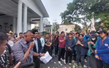 Satu Tahun Kepemimpinan Dedi-Jenal, Aliansi BEM se-Kota Bogor Lakukan Demo di Depan Balaikota