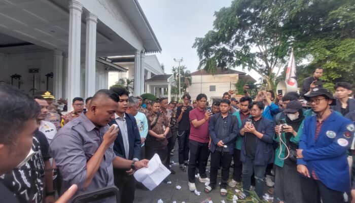 Satu Tahun Kepemimpinan Dedi-Jenal, Aliansi BEM se-Kota Bogor Lakukan Demo di Depan Balaikota