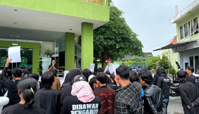 Sejumlah Mahasiswa Menggelar Demo di Depan Rektorat UNU Pasuruan, Ini dia Tuntutannya