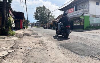 Benahi Jalan Berlubang di Gununggangsir–Wonokoyo pakai Aspal Coolmix