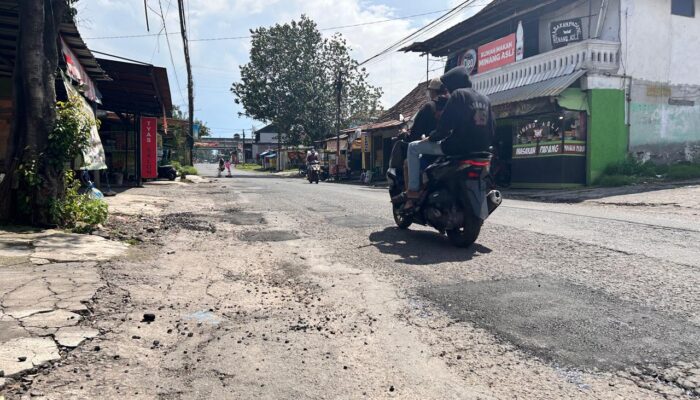 Benahi Jalan Berlubang di Gununggangsir–Wonokoyo pakai Aspal Coolmix