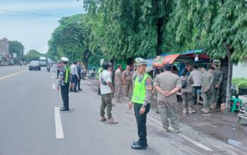 Operasi Gabungan Pol PP ,Satlantas Polres ,Dishub Tertibkan PKL dan Parkir Liar di Bawah Tol Circle Gempol