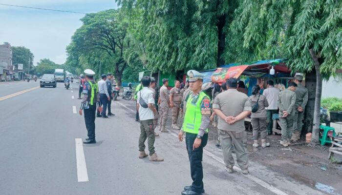 Operasi Gabungan Pol PP ,Satlantas Polres ,Dishub Tertibkan PKL dan Parkir Liar di Bawah Tol Circle Gempol