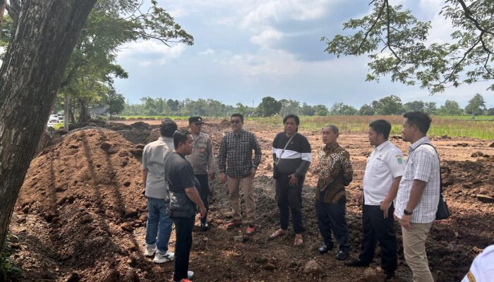 Di Duga Belum Kantongi Izin,Komisi III DPRD Minta Pengurugan Lahan Sawah Di Desa Mendalan Di Hentikan Sementara