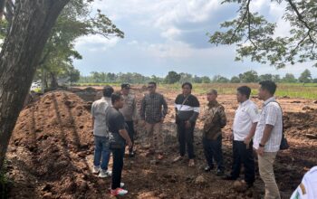Di Duga Belum Kantongi Izin,Komisi III DPRD Minta Pengurugan Lahan Sawah Di Desa Mendalan Di Hentikan Sementara