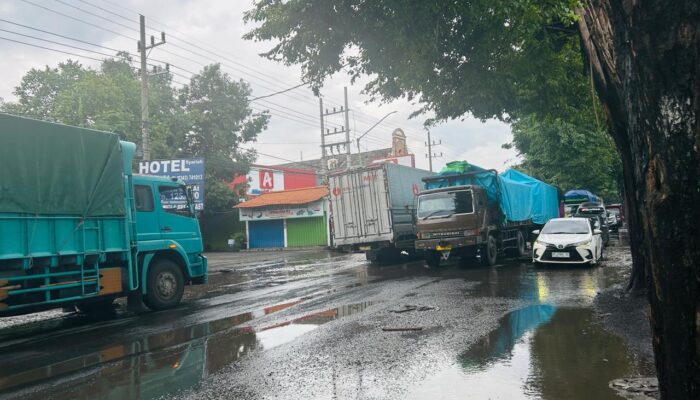 Jalan Nasional Di Bangil -Pasuruan Kian Membahayakan Pengguna Jalan,Puluhan Lubang DI badan Jalan Tak Kunjung di Perbaiki