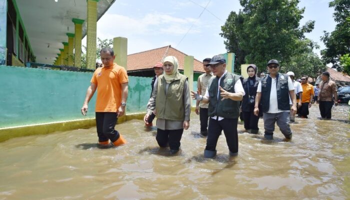 Gus Shobih Asrori Dampingi Gubernur Khofifah tinjau banjir Di Rejoso Kabupaten Pasuruan.