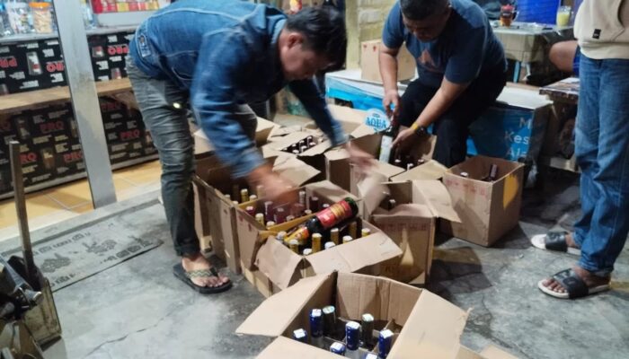 Razia Minuman Keras di Bangkalan: 132 Botol Disita, Polisi Tegas Jaga Ketertiban Selama Ramadan