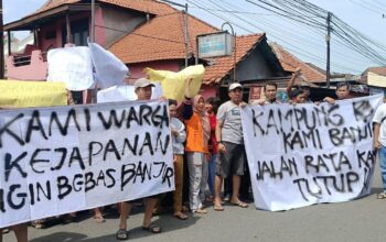 Geram Jadi Langganan Banjir Bertahun-Tahun, Warga Kejapanan Demo Di Jalan Nasional