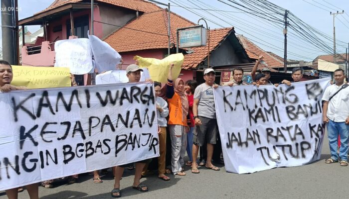 Geram Jadi Langganan Banjir Bertahun-Tahun, Warga Kejapanan Demo Di Jalan Nasional