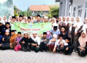 Berbagi Kebahagiaan di Bulan Suci: Siswa Siswi SDN Blega 3 Bagikan 400 Paket Takjil Gratis untuk Pengguna Jalan