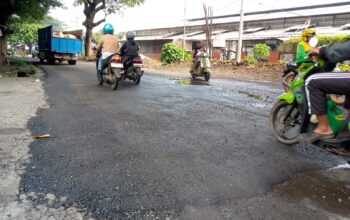Hore, Ruas Jalan Karangbangkal- Talun Yang Rusak Dan Berlubang Akhirnya DI Benahi Jelang Lebaran