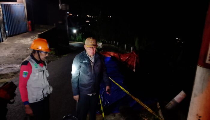 Plengsengan Jalan di Pecalukan Prigen Longsor,Akses Lalulintas di Alihkan Sementara