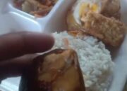 Salak Busuk Dibagikan di Program MBG Blega, Warga Bangkalan Kecewa