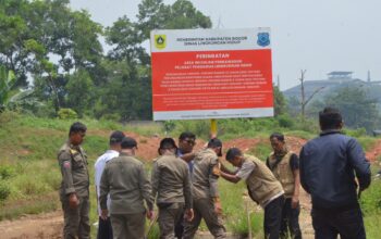 Pemkab Bogor Segel Lokasi Pembuangan Sampah Liar di Desa Kembang Kuning