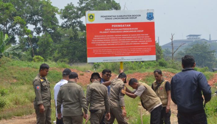 Pemkab Bogor Segel Lokasi Pembuangan Sampah Liar di Desa Kembang Kuning