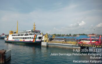 Antrian Penumpang di Pelabuhan Ketapang Banyuwangi Sisa Mudik  Capai  Sepanjang 2 km