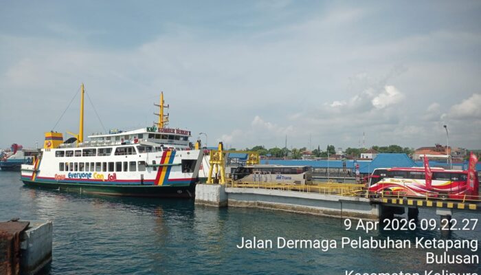 Antrian Penumpang di Pelabuhan Ketapang Banyuwangi Sisa Mudik  Capai  Sepanjang 2 km