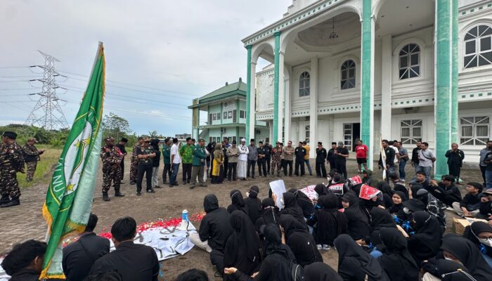 Puluhan Mahasiswa Unuba Demo Di Depan Kampus Gelar Istighosah Dan Orasi,Ini Sejumlah Tuntutan Mereka
