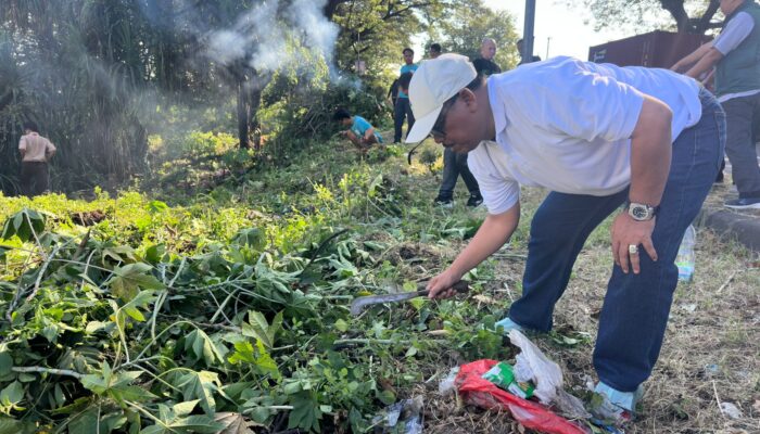 Peringati Hari Bumi,Ketua DPRD Samsul Hidayat dan Wakil Ketua DPRD Terjun Langsung Melakukan Kegiatan Bersih-Bersih Di Bundaran Apollo Gempol.