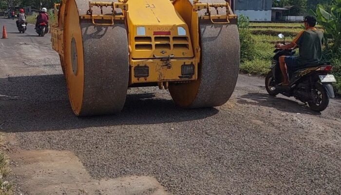 Sempat di Tanami Pohon Pisang,Jalan Rusak Di Ruas Wonorejo Blembeng Mulai Di benahi Pemkab