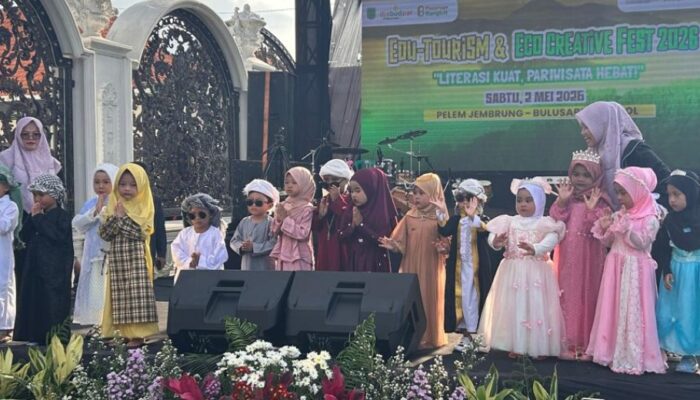 Melalui Pawai dan Pentas Seni ,Tanamkan Budi Pekerti dan Cinta Budaya Pada Santri