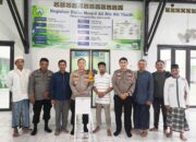 Kapolsek sukaraja serahkan kotak amal Masjid ke pengurus DKM Alamanda.