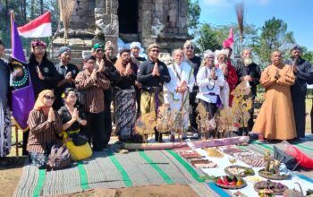 Giat Budaya Labuhan Agung Segoro Gunung Berjalan Meriah