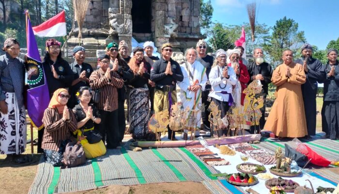 Giat Budaya Labuhan Agung Segoro Gunung Berjalan Meriah
