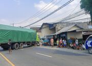 Rem Blong,Truk Muatan  Tepung Meluncur Dari Arah Malang  dan Hantam Rumah Warga di Kepulungan
