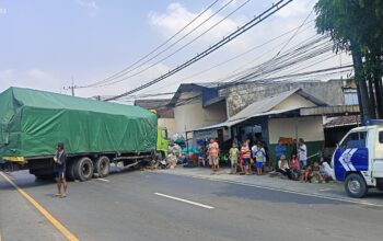 Rem Blong,Truk Muatan  Tepung Meluncur Dari Arah Malang  dan Hantam Rumah Warga di Kepulungan