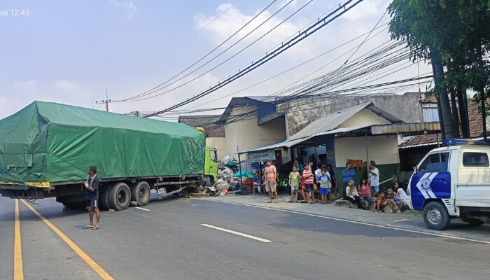 Rem Blong,Truk Muatan  Tepung Meluncur Dari Arah Malang  dan Hantam Rumah Warga di Kepulungan